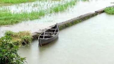 Muson mevsiminde nehirde park etmiş küçük balıkçı tekneleri..