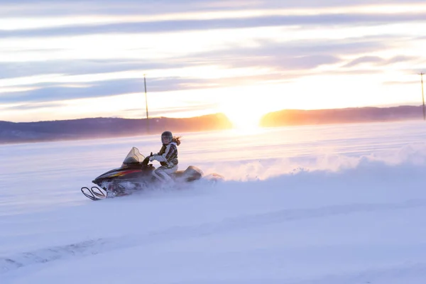 Mulher Ativa Está Dirigindo Uma Moto Neve Campo Nevado Pôr — Fotografia de Stock