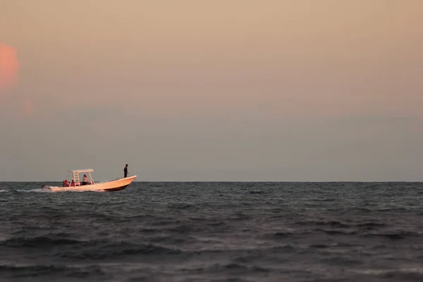 Lonely Barco Con Gente Está Océano Gris Hora Puesta Del —  Fotos de Stock