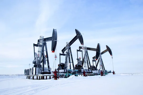 Χειμερινό Χιονισμένο Πεδίο Λιβάδια Και Μαύρες Βαλέδες Αντλία Άντλησης Πετρελαίου — Φωτογραφία Αρχείου