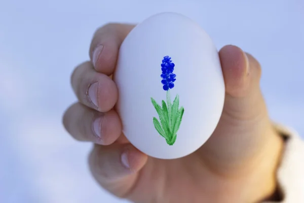 Child Painting Holding Egg Painting Easter Easy Flower Drawing — Stock Photo, Image