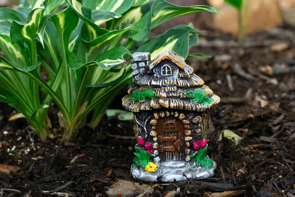 Μινιατούρα Αγαλματίδιο Ενός Σπιτιού Νεράιδα Gnome Στέκεται Κάτω Από Φυτό — Φωτογραφία Αρχείου