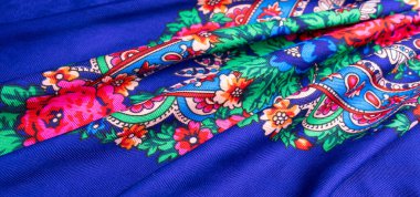 Güzel mavi pamuklu Rus şalı canlı çiçek desenli, geleneksel kış eşarbı arka planı.