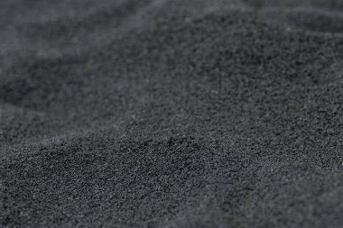 Okyanus sahilindeki lavdan yapılmış eşsiz ve güzel siyah volkanik kum. Black sand Beach, Big Island, Hawaii, ABD.