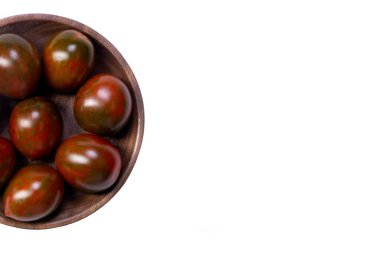 Eşsiz renkte kiraz rengi domatesli kahverengi ahşap bir tabağın izole edilmiş fotoğrafı: 