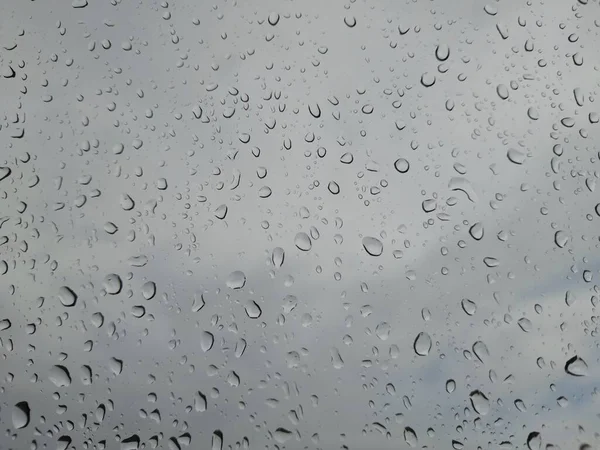 우기에는 창틀에 물방울이 떨어진다 — 스톡 사진