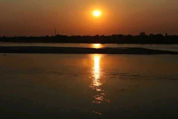 傍晚时分 在湄公河畔的海滩上 夕阳西下 — 图库照片