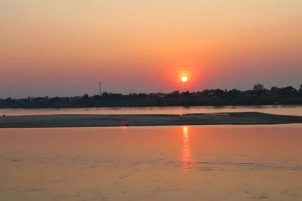 Mekong Nehrinin Üzerindeki Kumsalda Gün Batımının Arka Planı — Stok fotoğraf
