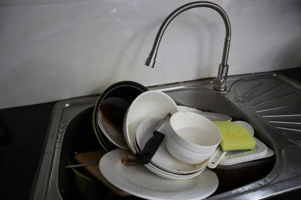 厨房水池里的脏盘子 家务劳动的概念 — 图库照片