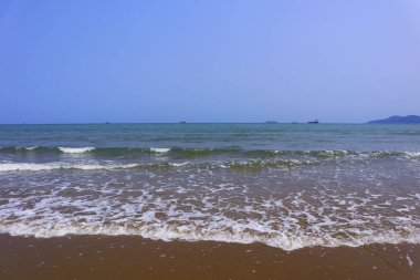 Tayland 'da mavi gökyüzü altında plaj ve tropikal deniz.