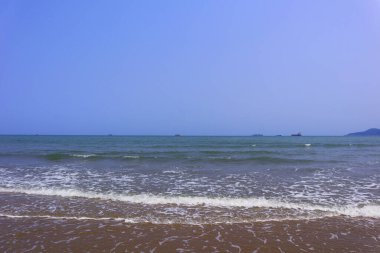 Tayland 'da mavi gökyüzünün altında plaj ve tropikal deniz. doğa arkaplanı