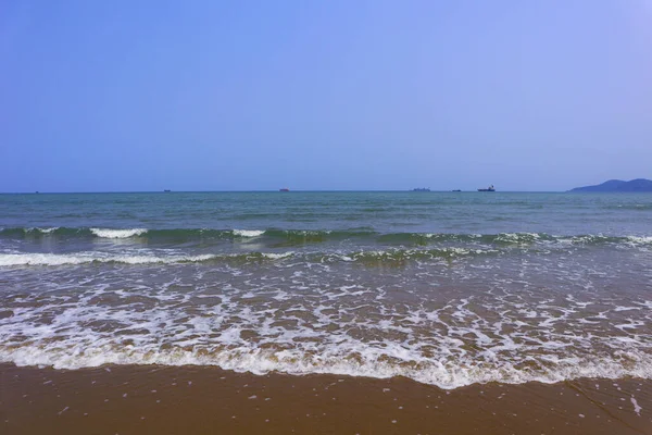 Παραλία Και Τροπική Θάλασσα Κάτω Από Γαλάζιο Του Ουρανού Στην — Φωτογραφία Αρχείου