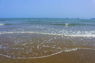 Sahildeki dalgaların arka planı ve yaz mevsiminde tropikal deniz