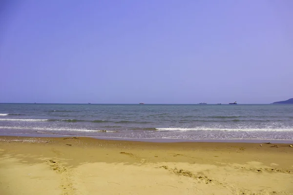 蓝天的海滩和热带海背景图 — 图库照片