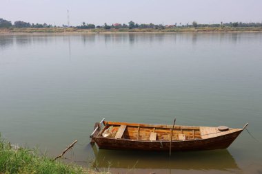 Laos 'taki Mekong Nehri kıyısında tahta balıkçı teknesi..