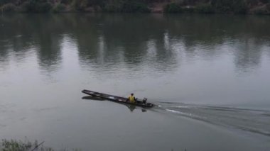 Akşamları Mekong Nehri 'nde bir teknede balıkçı..