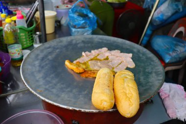 Kızarmış jambonlu Fransız ekmeği ve tavuk. Vang Vieng, Laos 'un popüler sokak yemekleri..