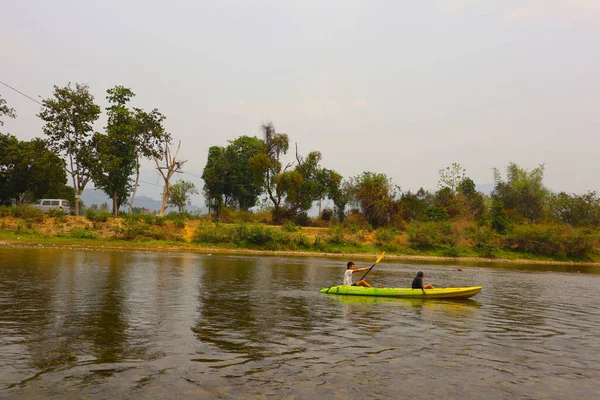Vang Vieng Laos 2023 Ludzie Pływający Kajakiem Rzece Nam Song — Zdjęcie stockowe