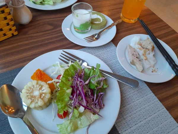Oteldeki Ahşap Masada Basit Bir Kahvaltı Büfesi — Stok fotoğraf