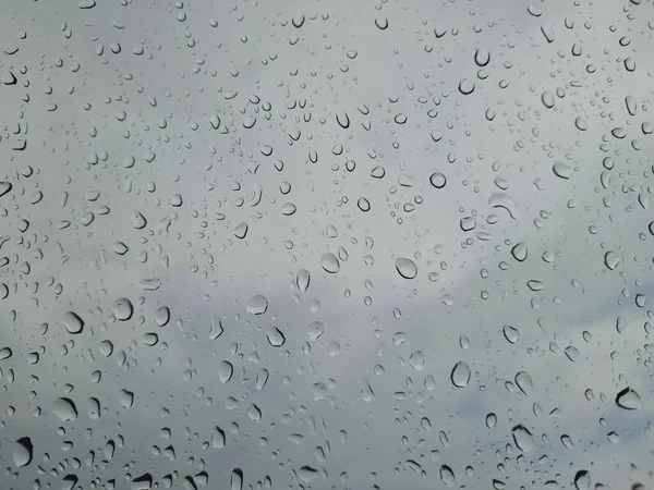 Hintergrund Der Regentropfen Auf Glas Mit Blauem Himmel Und Weißen — Stockfoto