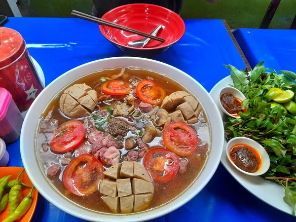 Laotische Pho Oder Nudelsuppe Mit Rindfleisch Frikadellen Und Gemüse Schüssel — Stockfoto
