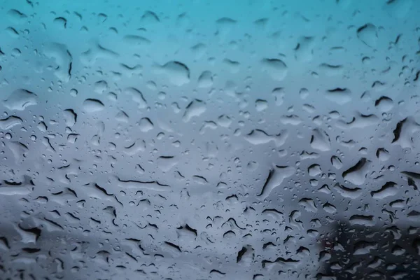 Wassertropfen Auf Glas Mit Blauem Himmelshintergrund Regentropfen Auf Windschutzscheibe — Stockfoto