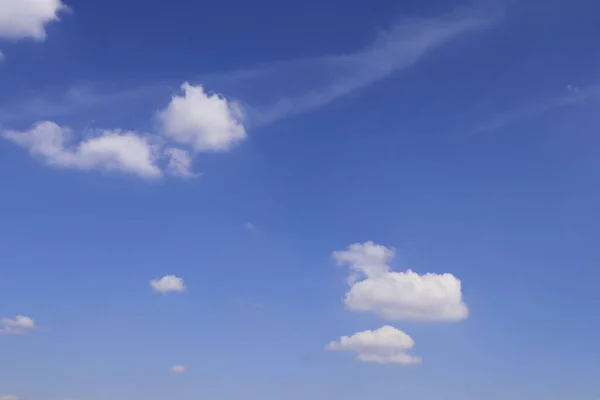 Küçük bulutlu mavi gökyüzü arkaplanı, yumuşak odak ve boşluğu kopyala