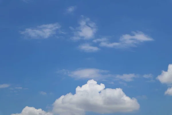 Fundo Céu Azul Com Nuvens Minúsculas Foco Suave Espaço Cópia — Fotografia de Stock