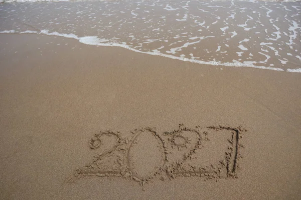 Νέο Έτος 2027 Γραμμένο Στην Άμμο Μια Παραλία Φόντο Κύμα — Φωτογραφία Αρχείου