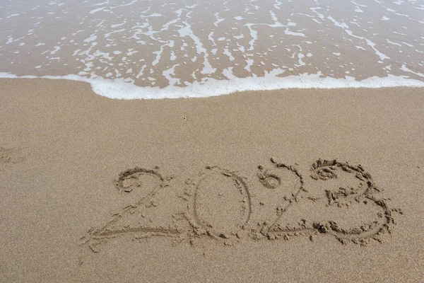 Έτος 2023 Γραμμένο Στην Άμμο Μια Παραλία Θαλάσσιο Κύμα Φόντο — Φωτογραφία Αρχείου