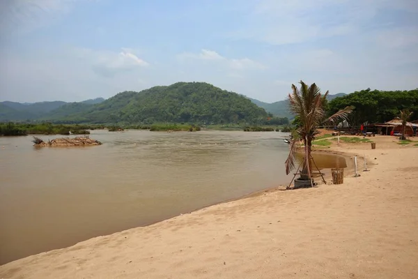 Krajobraz Rzeki Mekong Plażą Widokiem Góry Tło Luang Prabang Laos — Zdjęcie stockowe
