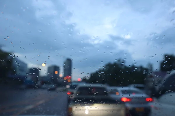 Suddig Bild Bilen Väg Genom Våt Vindruta Med Regn Droppar — Stockfoto