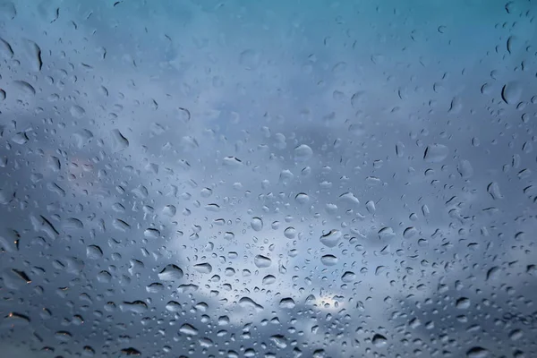 Regentropfen Auf Fensterglas Mit Bewölktem Himmel Hintergrund — Stockfoto