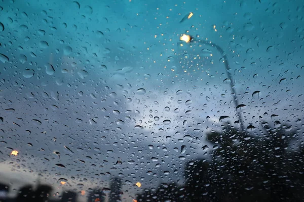 Regentropfen Auf Glas Mit Stadtbild Hintergrund Konzept Für Die Regenzeit — Stockfoto