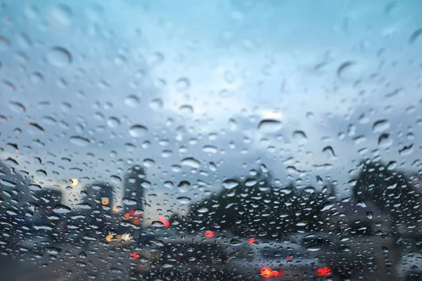 Eső Csepp Autó Ablak Városra Néző Háttérben Maszat Kép — Stock Fotó