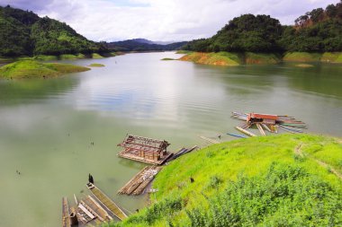 Laos 'taki su ve dağ rezervuarının manzara görüntüsü.