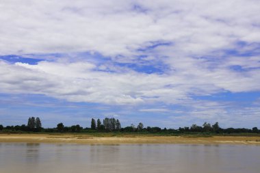 Mekong nehrinin mavi gökyüzü ve Laos 'taki bulutlarıyla manzarası. Doğal manzara arka planı.