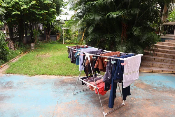 Πλυντήριο Που Κρέμεται Σχάρα Στεγνώματος Στην Αυλή — Φωτογραφία Αρχείου