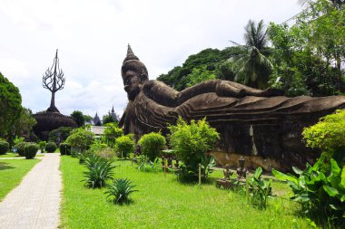 Wat Xieng Khuan 'daki parkta uyuyan Buda heykeli ya da Vientiane, Laos' taki Buda Parkı..