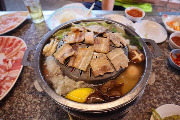 在餐馆里 老挝风格的Sindard烧烤或烤猪肉小肚放在火锅里 — 图库照片
