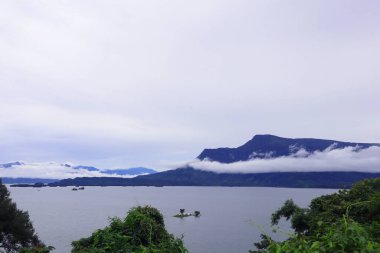Yağmur mevsiminde göl ve dağın manzara manzarası.