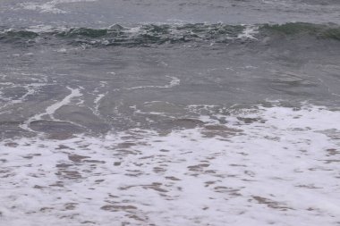 Sahildeki deniz dalgalarına yakın.