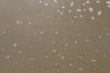 Kumlu sahilde denizin yumuşak dalgası. 