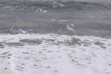 Deniz kıyısındaki güzel dalgaların yakınına.