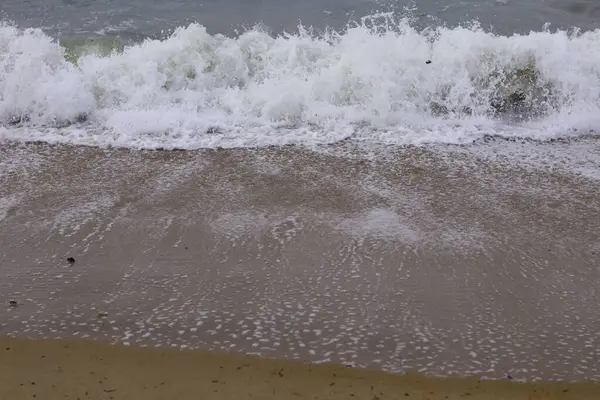 Kumsalda dalgalar kırılıyor