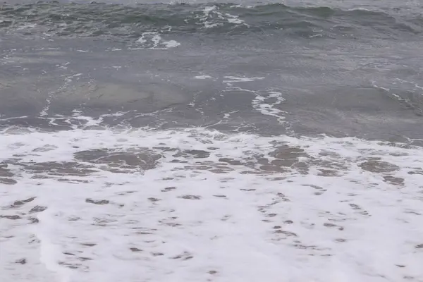 Deniz kıyısındaki güzel dalgaların yakınına.