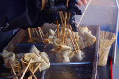 Kore balık köftesi. Güney Kore, Seul 'deki sokak yemeklerinde Odeng ya da Eomuk.