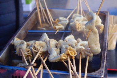 Kore balık köftesi. Odeng ya da Eomuk sokak yiyecek pazarında..