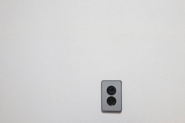 Metin için kopyalama alanı olan beyaz duvar arkaplanındaki elektrik prizi 
