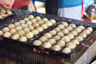 Kızarmış hamur köfteleri (Takoyaki) marketteki ocakta.. 